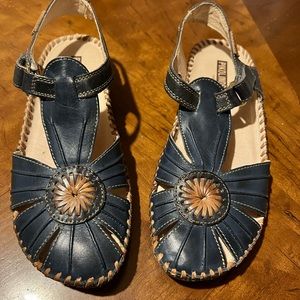 Pikolinos shoes/closed toe sandals